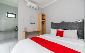 Reddoorz Plus Near Jungeland Sentul